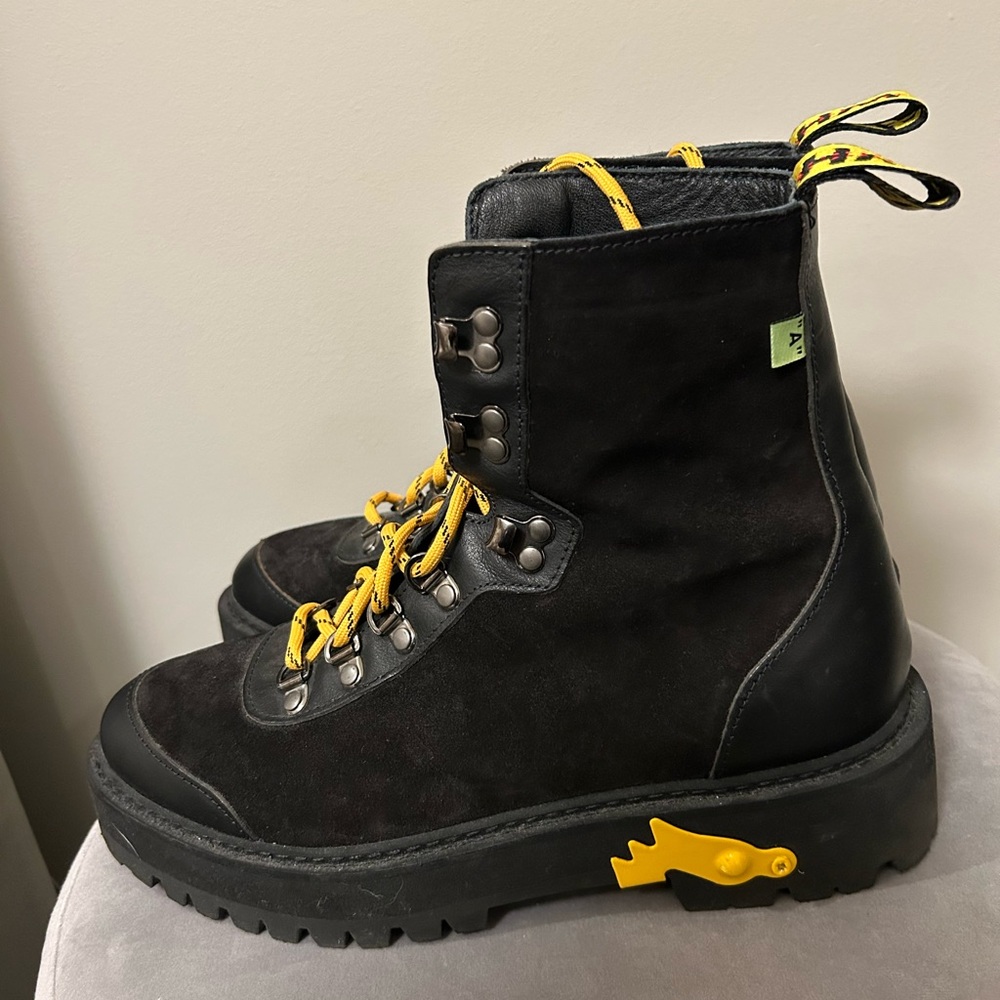 Off white hiking boots for man
Made in Italy
This hiking boots kinda heavy